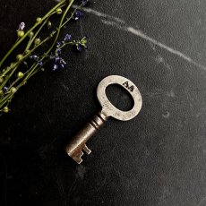 画像1: アメリカ 1920年頃-1950年代 刻印AA アンティーク キャビネットキー 幸運の鍵 ラッキーアイテム 開運/縁起物/お守り (1)