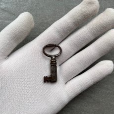 画像5: アメリカ 1920年頃-1950年代 アンティーク キャビネットキー/金庫鍵 幸運の鍵 ラッキーアイテム 開運/縁起物/お守り約 長さ4.1cm  (5)