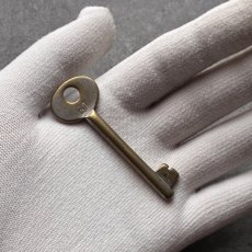 画像6: フランス 1930-1950年代頃 刻印『61』アンティークキー 真鍮製古い鍵  (約6.5cm)  Antique French Skelton Key Brass (6)