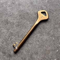 画像3: フランス 1930-1950年代頃 刻印『2』アンティークキー 真鍮製古い鍵  (約8.1cm)  Antique French Skelton Key Brass (3)