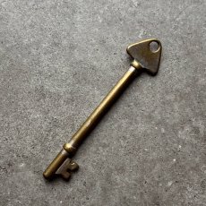 画像5: フランス 1930-1950年代頃 刻印『106』アンティークキー 真鍮製古い鍵  (約10.7cm)  Antique French Skelton Key Brass (5)