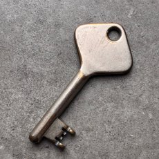 画像3: フランス 1930-1950年代頃 刻印『2909』アンティークキー 真鍮製古い鍵  (約8.4cm)  Antique French Skelton Key Brass (3)