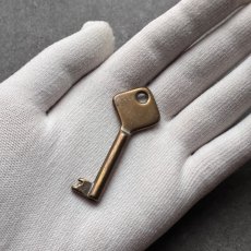 画像5: フランス 1930-1950年代頃 刻印『M』 アンティークキー 真鍮製古い鍵  (約5.9cm) Antique French Skelton Key Brass (5)