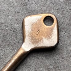 画像4: フランス 1930-1950年代頃 刻印『5』アンティークキー 真鍮製古い鍵  (約8.0cm)  Antique French Skelton Key Brass (4)