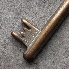 画像5: フランス 1930-1950年代頃 刻印『2909』アンティークキー 真鍮製古い鍵  (約8.4cm)  Antique French Skelton Key Brass (5)