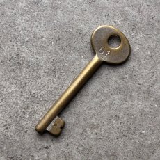 画像3: フランス 1930-1950年代頃 刻印『61』アンティークキー 真鍮製古い鍵  (約6.5cm)  Antique French Skelton Key Brass (3)