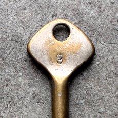 画像4: フランス 1930-1950年代頃 『9』アンティークキー 真鍮製古い鍵  (約6.9cm)  Antique French Skelton Key Brass (4)