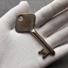 画像6: フランス 1930-1950年代頃 刻印『2909』アンティークキー 真鍮製古い鍵  (約8.4cm)  Antique French Skelton Key Brass (6)
