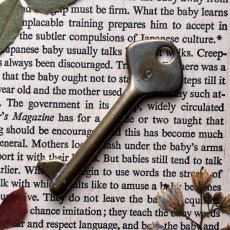 画像1: フランス 1930-1950年代頃 『9』アンティークキー 真鍮製古い鍵  (約6.9cm)  Antique French Skelton Key Brass (1)
