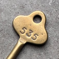 画像4: フランス 1930-1950年代頃 刻印『353』アンティークキー 真鍮製古い鍵  (約8.1cm)  Antique French Skelton Key Brass (4)