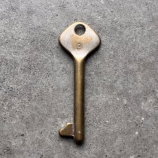 画像3: フランス 1930-1950年代頃 『9』アンティークキー 真鍮製古い鍵  (約6.9cm)  Antique French Skelton Key Brass (3)