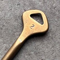 画像4: フランス 1930-1950年代頃 刻印『2』アンティークキー 真鍮製古い鍵  (約8.1cm)  Antique French Skelton Key Brass (4)
