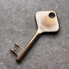 画像4: フランス 1930-1950年代頃 刻印『2909』アンティークキー 真鍮製古い鍵  (約8.4cm)  Antique French Skelton Key Brass (4)