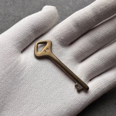 画像6: フランス 1930-1950年代頃 『79』アンティークキー 真鍮製古い鍵  (約6.5cm)  Antique French Skelton Key Brass (6)