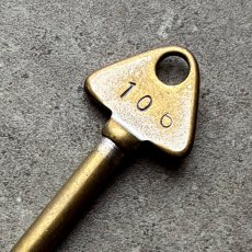 画像4: フランス 1930-1950年代頃 刻印『106』アンティークキー 真鍮製古い鍵  (約10.7cm)  Antique French Skelton Key Brass (4)