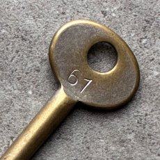 画像4: フランス 1930-1950年代頃 刻印『61』アンティークキー 真鍮製古い鍵  (約6.5cm)  Antique French Skelton Key Brass (4)
