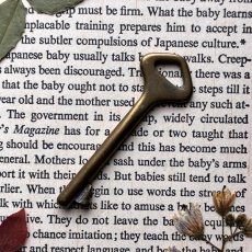 画像2: フランス 1930-1950年代頃 『8』アンティークキー 真鍮製古い鍵  (約6.2cm)  Antique French Skelton Key Brass (2)