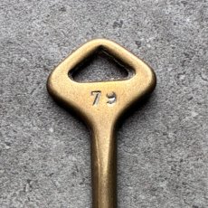 画像4: フランス 1930-1950年代頃 『79』アンティークキー 真鍮製古い鍵  (約6.5cm)  Antique French Skelton Key Brass (4)