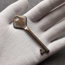 画像6: フランス 1930-1950年代頃 刻印『5』アンティークキー 真鍮製古い鍵  (約8.0cm)  Antique French Skelton Key Brass (6)