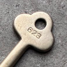 画像6: フランス 1930-1950年代頃 刻印『623』『D54』WEST LOCK & Co社製 アンティークキー 真鍮製古い鍵  (約7.3cm)  Antique French Skelton Key Brass (6)