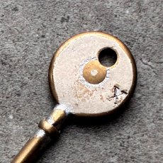 画像4: フランス 1930-1950年代頃 刻印『X』アンティークキー 真鍮製古い鍵  (約7.3cm)  Antique French Skelton Key Brass (4)