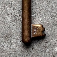 画像4: フランス 1930-1950年代頃 刻印『86』アンティークキー 真鍮製古い鍵  (約6.9cm)  Antique French Skelton Key Brass (4)