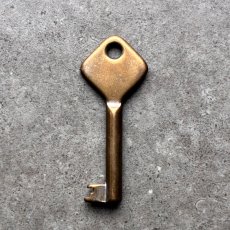 画像4: フランス 1930-1950年代頃 刻印『M』 アンティークキー 真鍮製古い鍵  (約5.9cm) Antique French Skelton Key Brass (4)