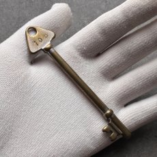 画像6: フランス 1930-1950年代頃 刻印『106』アンティークキー 真鍮製古い鍵  (約10.7cm)  Antique French Skelton Key Brass (6)