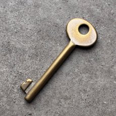 画像5: フランス 1930-1950年代頃 刻印『61』アンティークキー 真鍮製古い鍵  (約6.5cm)  Antique French Skelton Key Brass (5)