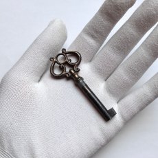 画像8: フランス 1900-1950年代頃 フランス製 アンティーク装飾キー｜フランスの時を閉じ込めた飾りたくなる鍵｜(約7.1cm) (8)