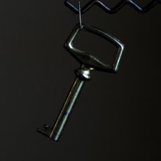 画像1: フランス 1900-1950年代頃 フランス製 アンティーク装飾キー｜フランスの時を閉じ込めた飾りたくなる鍵｜(約6.5cm) (1)