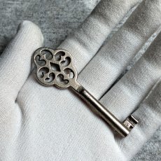 画像8: フランス 1900-1950年代頃 フランス製 アンティーク装飾キー｜フランスの時を閉じ込めた、美しき一点｜(約7.6cm) (8)