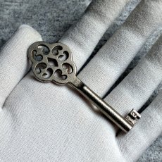 画像8: フランス 1900-1950年代頃 フランス製 アンティーク装飾キー｜フランスの時を閉じ込めた、美しき一点｜(約7.8cm) (8)
