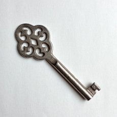 画像5: フランス 1900-1950年代頃 フランス製 アンティーク装飾キー｜フランスの時を閉じ込めた、美しき一点｜(約7.8cm) (5)
