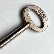 画像4: ドイツ 1950-1970年代頃 ドイツ製家具用鍵 刻印Taylor Germany No562 アンティークキー｜(約9.5cm) (4)