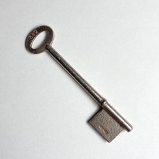 画像3: ドイツ 1950-1970年代頃 ドイツ製家具用鍵 刻印Taylor Germany No562 アンティークキー｜(約9.5cm) (3)
