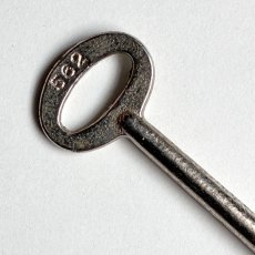 画像4: ドイツ 1950-1970年代頃 ドイツ製家具用鍵 刻印Taylor Germany No562 アンティークキー｜(約9.5cm) (4)