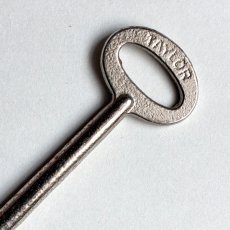 画像5: ドイツ 1950-1970年代頃 ドイツ製家具用鍵 刻印Taylor Germany No562 アンティークキー｜(約9.5cm) (5)
