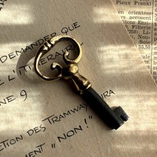 画像1: フランス 1900-1950年代頃 フランス製 アンティーク装飾キー|フランスでは「富・健康・繁栄」を呼び込むラッキーアイテムとして親しまれています。｜(約5.7cm) (1)