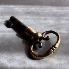 画像5: フランス 1900-1950年代頃 フランス製 アンティーク装飾キー|フランスでは「富・健康・繁栄」を呼び込むラッキーアイテムとして親しまれています。｜(約5.7cm) (5)