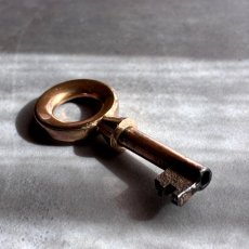 画像4: フランス 1900-1950年代頃 フランス製 アンティーク装飾キー|フランスでは「富・健康・繁栄」を呼び込むラッキーアイテムとして親しまれています。｜(約5.5cm) (4)