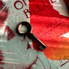 画像2: フランス 1900-1950年代頃 フランス製 アンティーク装飾キー|フランスでは「富・健康・繁栄」を呼び込むラッキーアイテムとして親しまれています。｜(約5.5cm) (2)