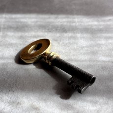 画像4: フランス 1900-1950年代頃 フランス製 アンティーク装飾キー|フランスでは「富・健康・繁栄」を呼び込むラッキーアイテムとして親しまれています。｜(約4.5cm) (4)
