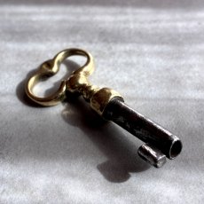 画像4: フランス 1900-1950年代頃 フランス製 アンティーク装飾キー|フランスでは「富・健康・繁栄」を呼び込むラッキーアイテムとして親しまれています。｜(約4.9cm) (4)