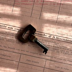 画像3: フランス 1900-1950年代頃 フランス製 アンティーク装飾キー|フランスでは「富・健康・繁栄」を呼び込むラッキーアイテムとして親しまれています。｜(約4.6cm) (3)