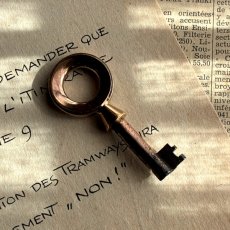 画像1: フランス 1900-1950年代頃 フランス製 アンティーク装飾キー|フランスでは「富・健康・繁栄」を呼び込むラッキーアイテムとして親しまれています。｜(約5.5cm) (1)