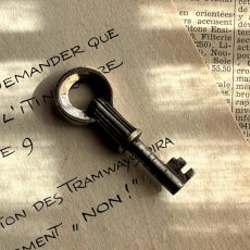 画像1: フランス 1900-1950年代頃 フランス製 アンティーク装飾キー|フランスでは「富・健康・繁栄」を呼び込むラッキーアイテムとして親しまれています。｜(約5.1cm) (1)