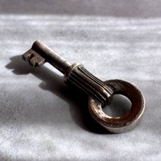 画像5: フランス 1900-1950年代頃 フランス製 アンティーク装飾キー|フランスでは「富・健康・繁栄」を呼び込むラッキーアイテムとして親しまれています。｜(約5.1cm) (5)