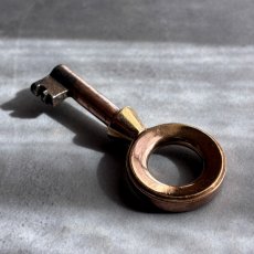 画像5: フランス 1900-1950年代頃 フランス製 アンティーク装飾キー|フランスでは「富・健康・繁栄」を呼び込むラッキーアイテムとして親しまれています。｜(約5.5cm) (5)