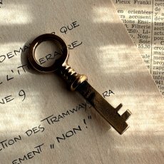 画像1: フランス 1900-1950年代頃 フランス製 アンティーク装飾キー｜フランスでは「富・健康・繁栄」を呼び込むラッキーアイテムとして親しまれています。｜(約6.5cm) (1)